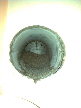 nahromadeny kondenzat od plynoveho odtahu znemoznujici funkci tahu -nebezpeci otravy unikem CO